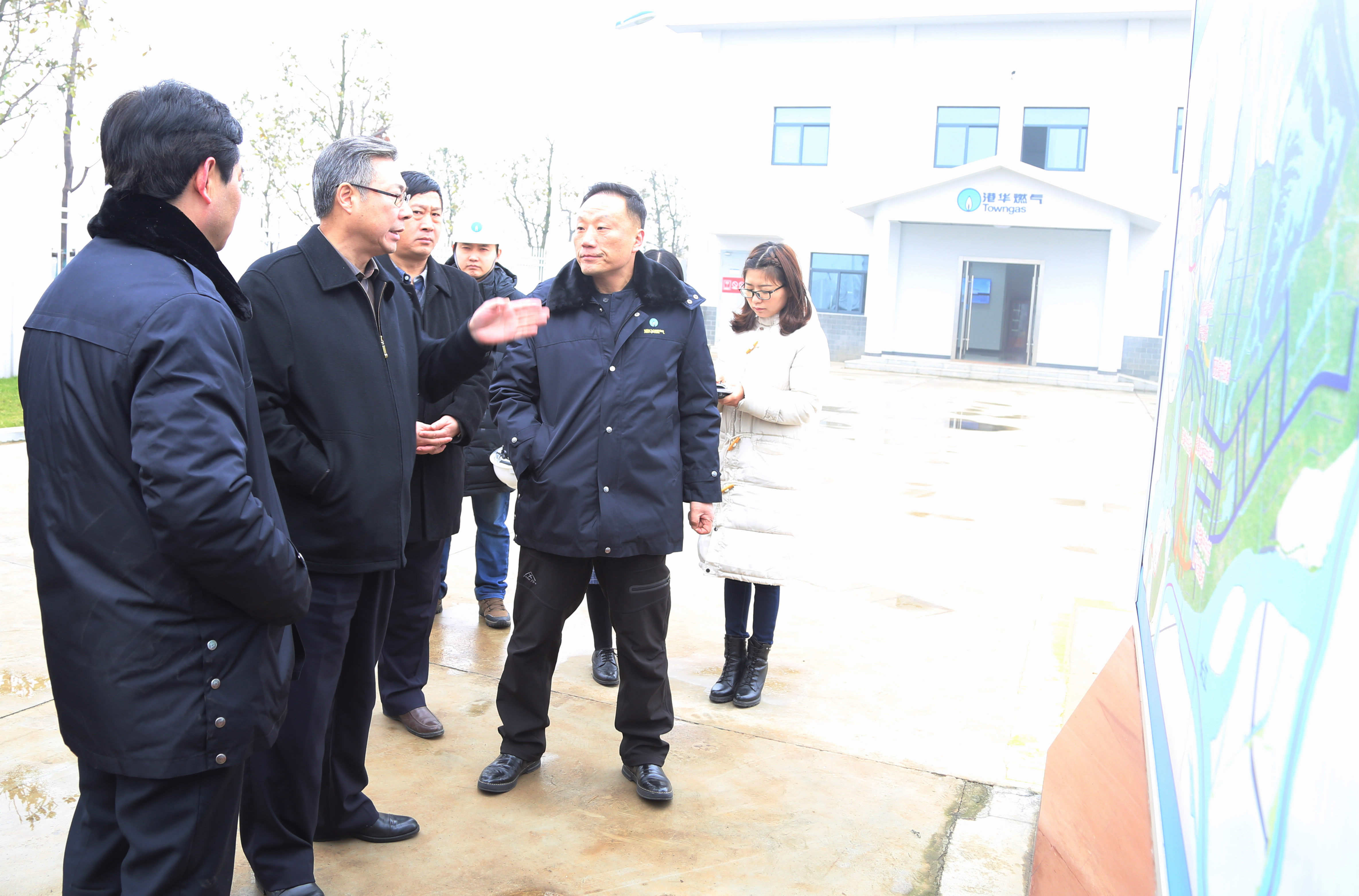 市長(zhǎng)陳冰冰一行看望慰問(wèn)港華燃?xì)庖痪€職工